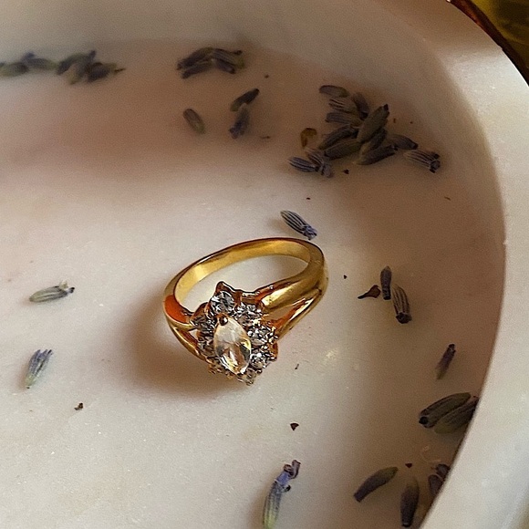 𝅺beautiful gold tone sparkly ring size 6.5 - Picture 1 of 13